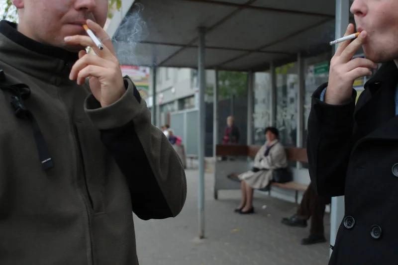 Palacze nie są mile widziani, a niedługo papierosy mogą kosztować jeszcze więcej. Trudno los palacza?
