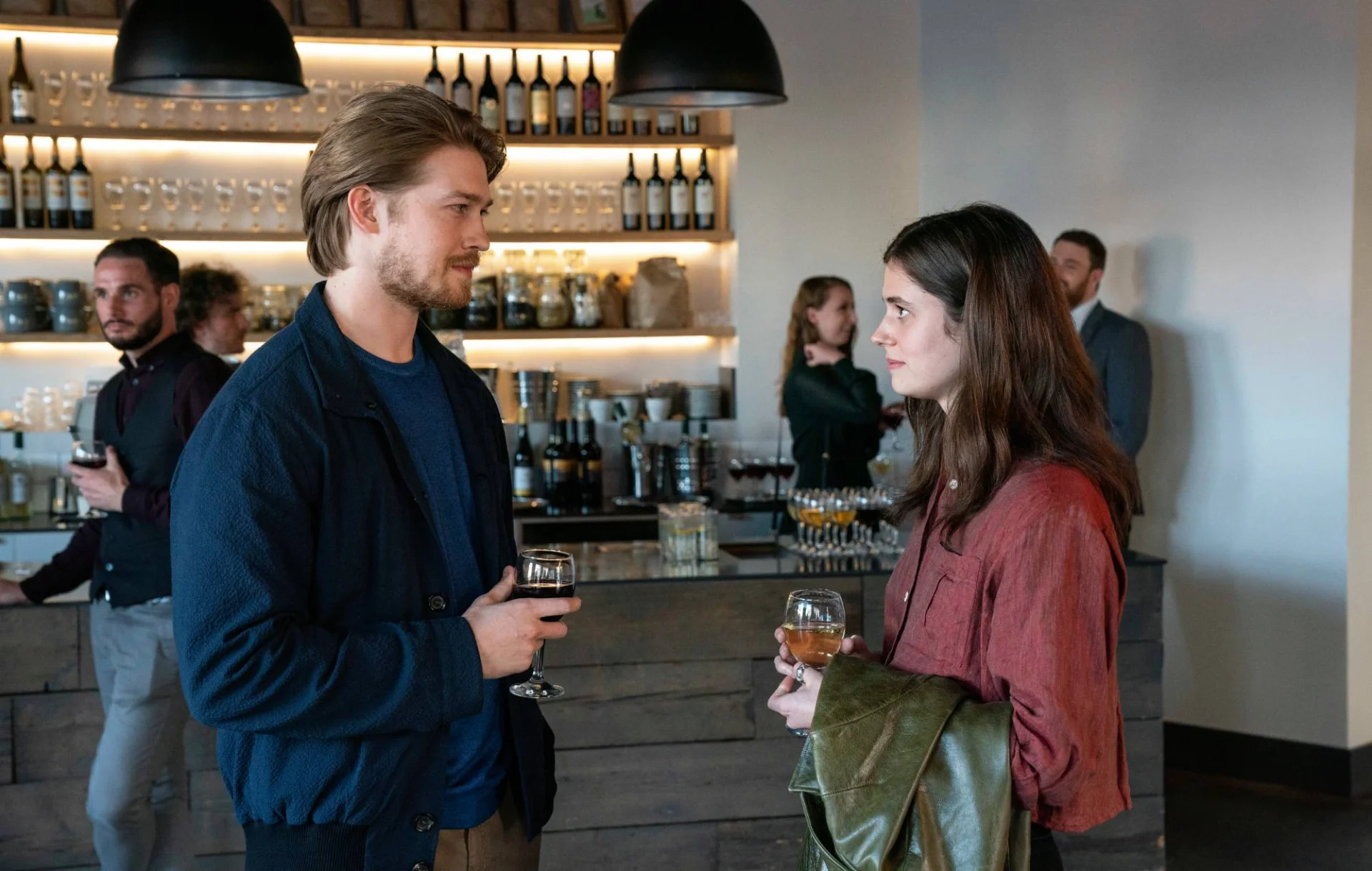 Joe Alwyn i Alison Oliver z serialu "Rozmowy z przyjaciółmi"