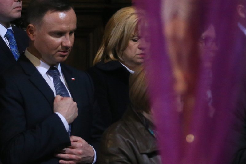 Prezydent Andrzej Duda lubi wypominać grzechy i bić w pierś, zwłaszcza cudzą. Internauci mu przypominają, nie tylko wnuków, ubeków w szeregach PiS.