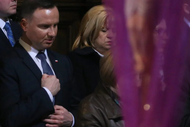 Prezydent Andrzej Duda lubi wypominać grzechy i bić w pierś, zwłaszcza cudzą. Internauci mu przypominają, nie tylko wnuków, ubeków w szeregach PiS.