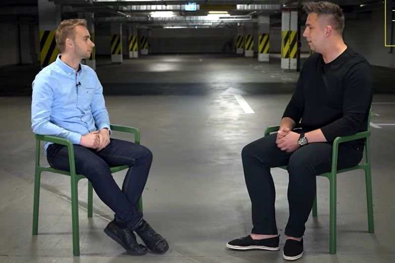 Jakub Żelazko od 13 lat pracuje jako steward.