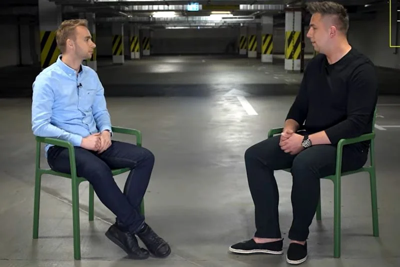 Jakub Żelazko od 13 lat pracuje jako steward.
