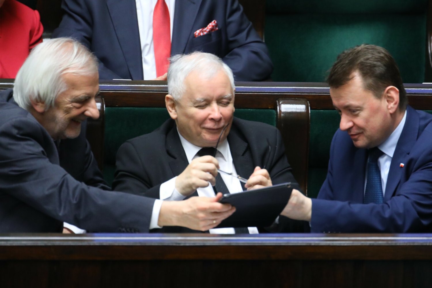 "Tajna grupa PiS" na WhatsAppie. Dziennikarz ujawnili jej treść.