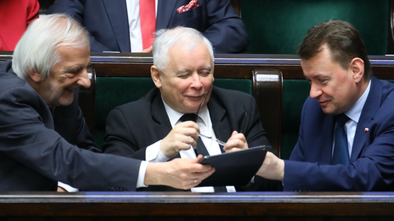 "Tajna grupa PiS" na WhatsAppie. Dziennikarz ujawnili jej treść.