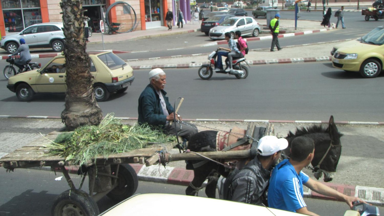 Na ulicach Marakeszu nowe środki lokomocji mieszają się z... bardzo tradycyjnymi fot. Małgorzata Lisowska