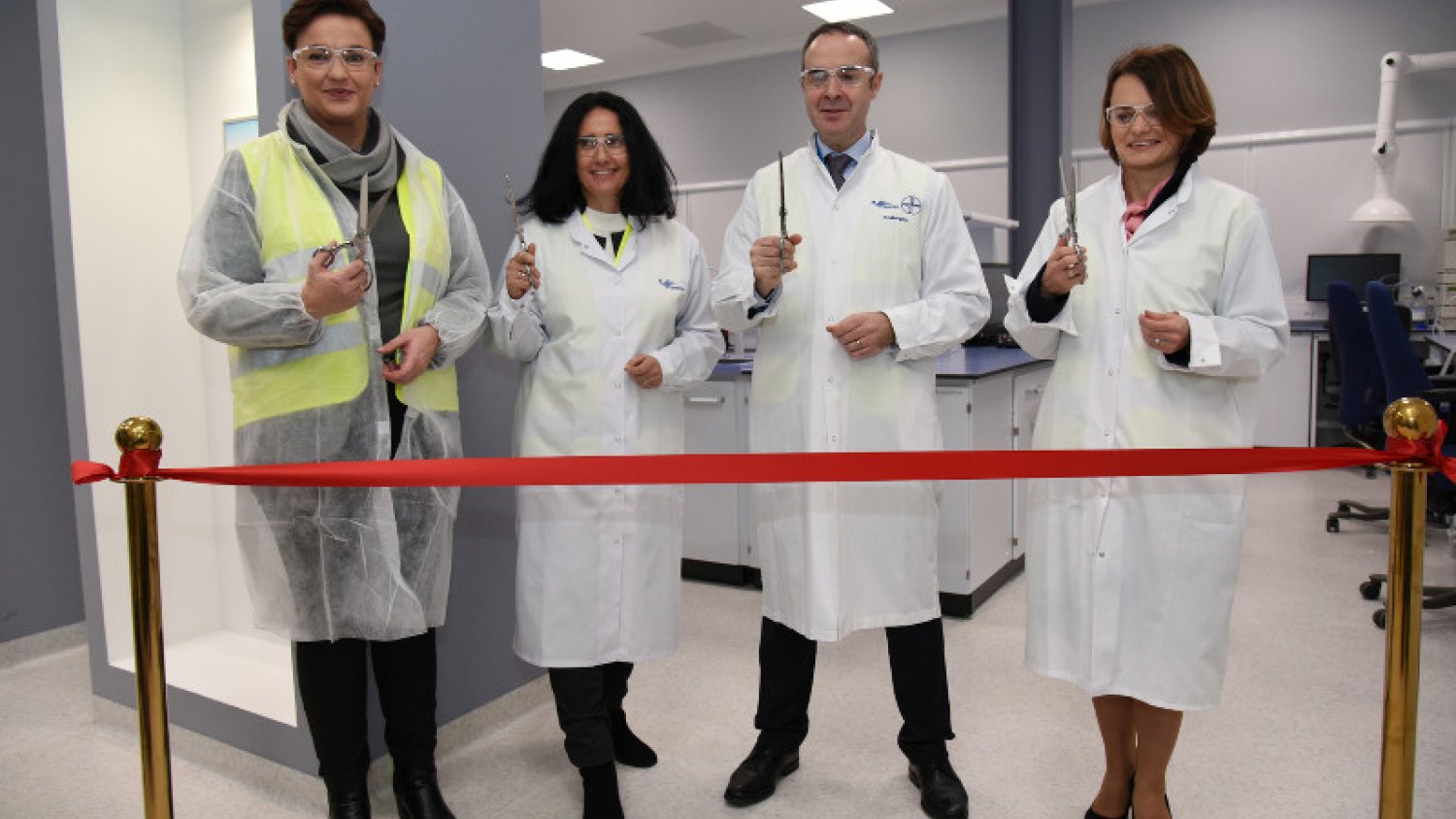 Nowoczesne laboratorium kontroli jakości leków. Od lewej: Ilona Soja - Kozłowska, burmistrz dzielnicy Białołęka, Joanna Drewla, dyrektor generalna Servier Polska, Colm Murphy, dyrektor Zakładu Produkcyjnego Servier, Jadwiga Emilewicz, wiceminister rozwoju
