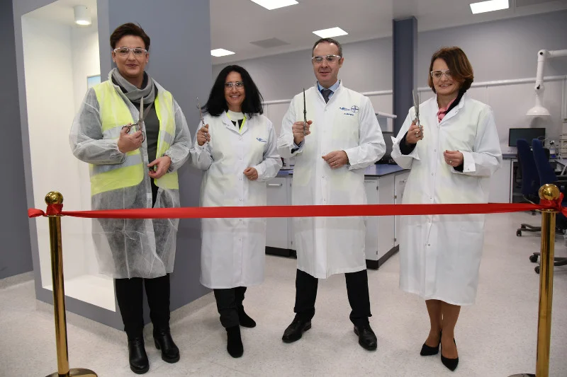 Nowoczesne laboratorium kontroli jakości leków. Od lewej: Ilona Soja - Kozłowska, burmistrz dzielnicy Białołęka, Joanna Drewla, dyrektor generalna Servier Polska, Colm Murphy, dyrektor Zakładu Produkcyjnego Servier, Jadwiga Emilewicz, wiceminister rozwoju