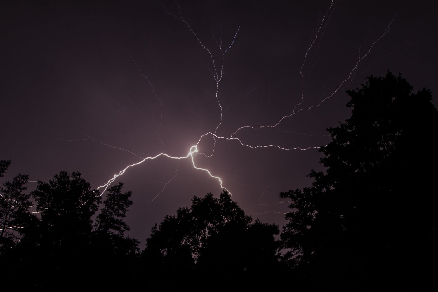 Według IMGW w Polsce najbliższe 36 godzin będzie bardzo intensywne. Czekają nas burze i trąby powietrzne.