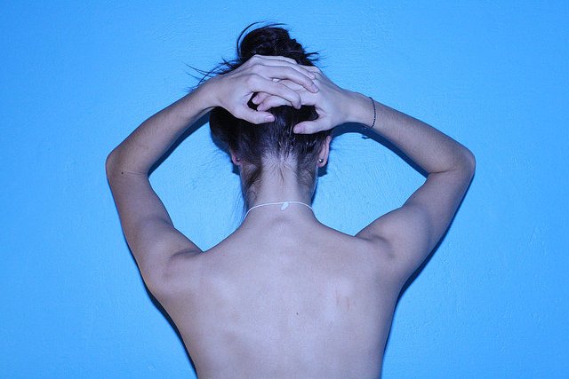 Problemy z szyją, którą nadwyrężamy patrząc w dół na telefon, mogą doprowadzić nawet do operacji kręgosłupa