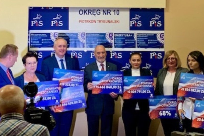 Były szef MON chwali się kwotą, jaką rząd przeznaczył na budowę lokalnych dróg w okręgu, z którego staruje w wyborach do Sejmu.