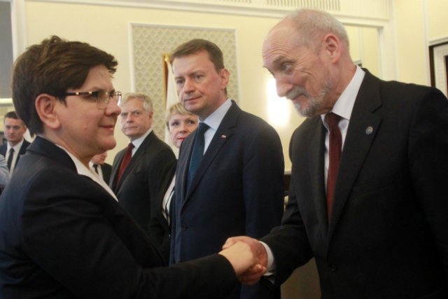 Każdy z ministrów rządu Beaty Szydło dostał co najmniej po 38 tys. zł nagrody w 2017 roku.
