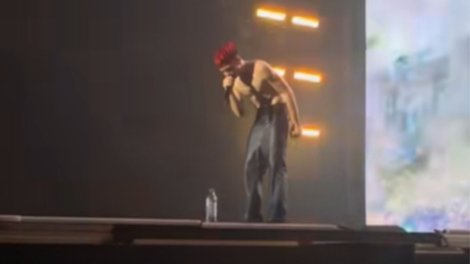 Wypadek na koncercie Maty. Reakcja rapera podzieliła fanów. Koncert Maty we Wrocławiu. Operator spadł ze sceny.