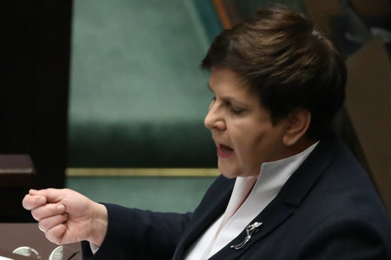 Beata Szydło deklarowała pokorę władzy w expose. Ale niczym lwica broni przyznanych nagród, nie zważając na powszechne oburzenie Polaków.