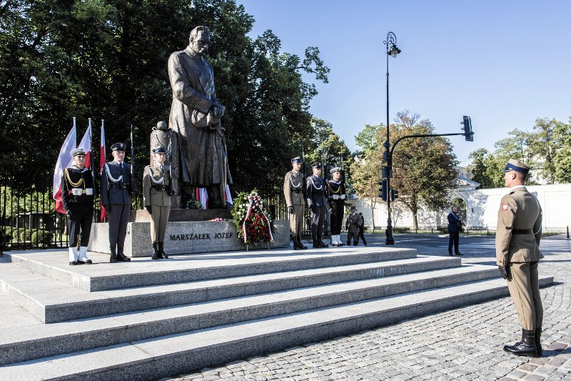 W środę 15 sierpnia premier Mateusz Morawiecki złożył kwiaty przed pomnikiem marszałka Józefa Piłsudskiego.