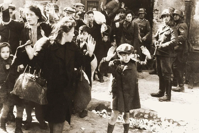 Żydzi tłumieni przez SS w trakcie powstania w getcie warszawskim.