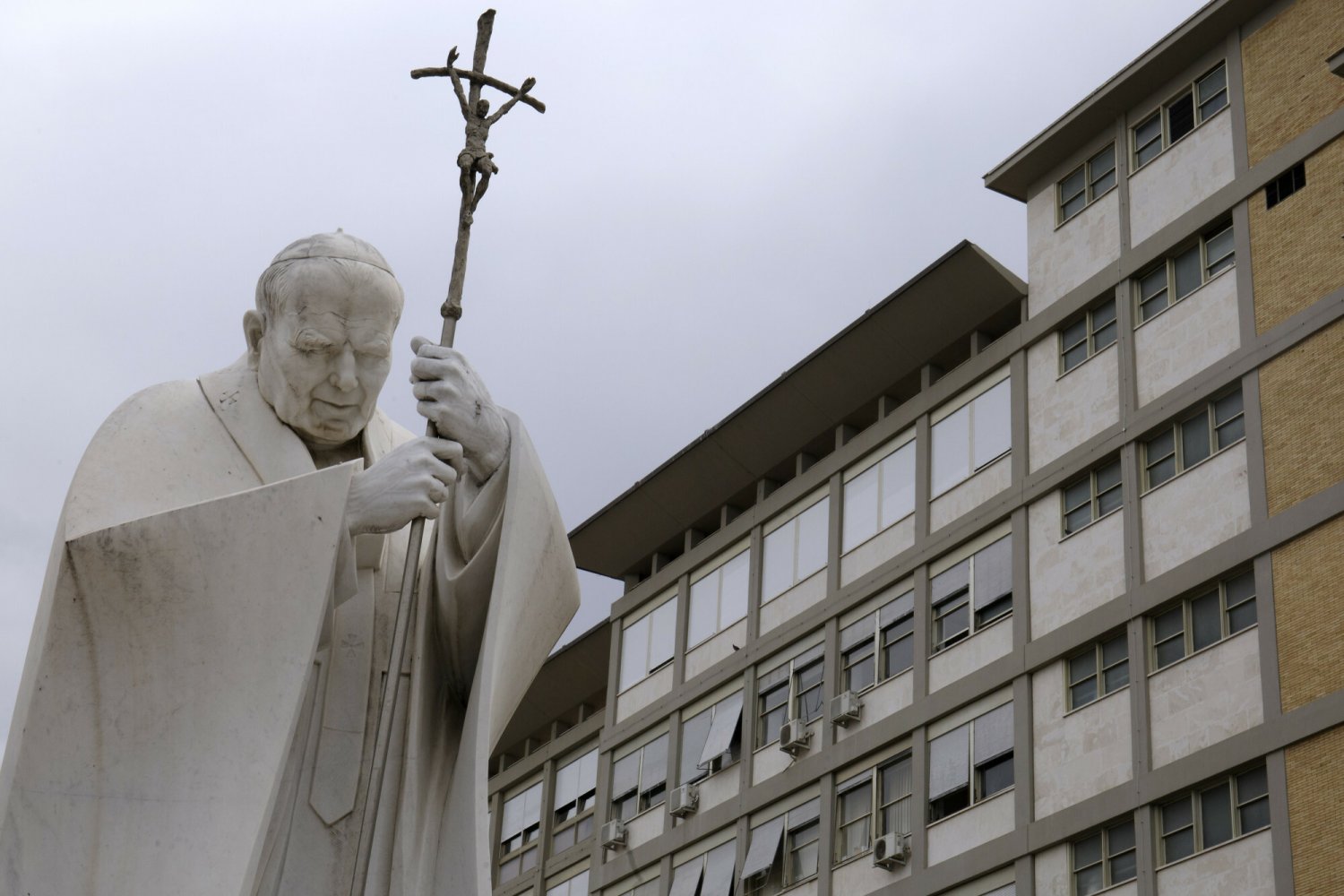 Pomnik Jana Pawła II przed jednym ze szpitali w Rzymie (zdjęcie ilustracyjne)