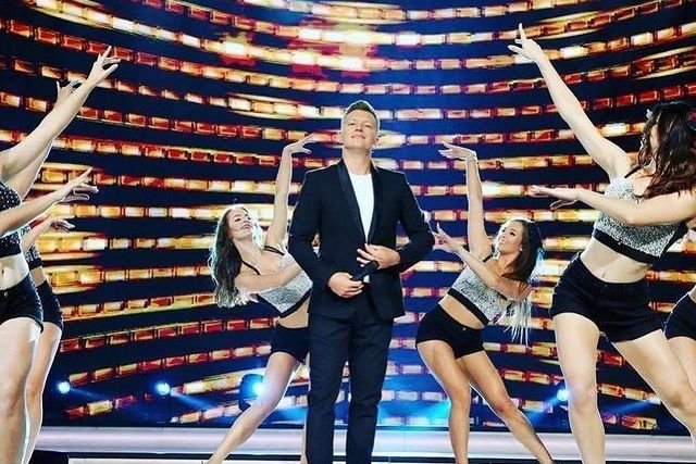 Rafał Brzozowski na planie programu "Jaka to melodia"