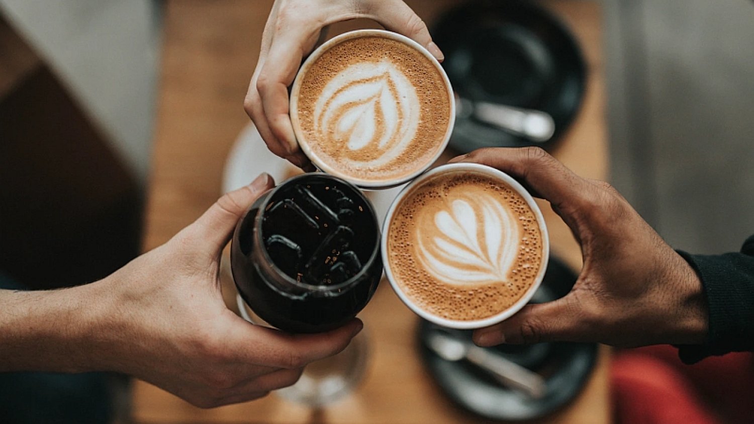 Jaka powinna być dobra kawa? Wspólnie z Dariuszem Wasielewskim, doświadczonym baristą i trenerem, omawiamy, jak rozpoznać kawę dobrej jakości i się nią degustować
