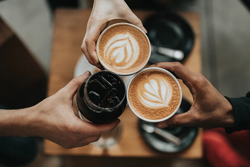 Jaka powinna być dobra kawa? Wspólnie z Dariuszem Wasielewskim, doświadczonym baristą i trenerem, omawiamy, jak rozpoznać kawę dobrej jakości i się nią degustować