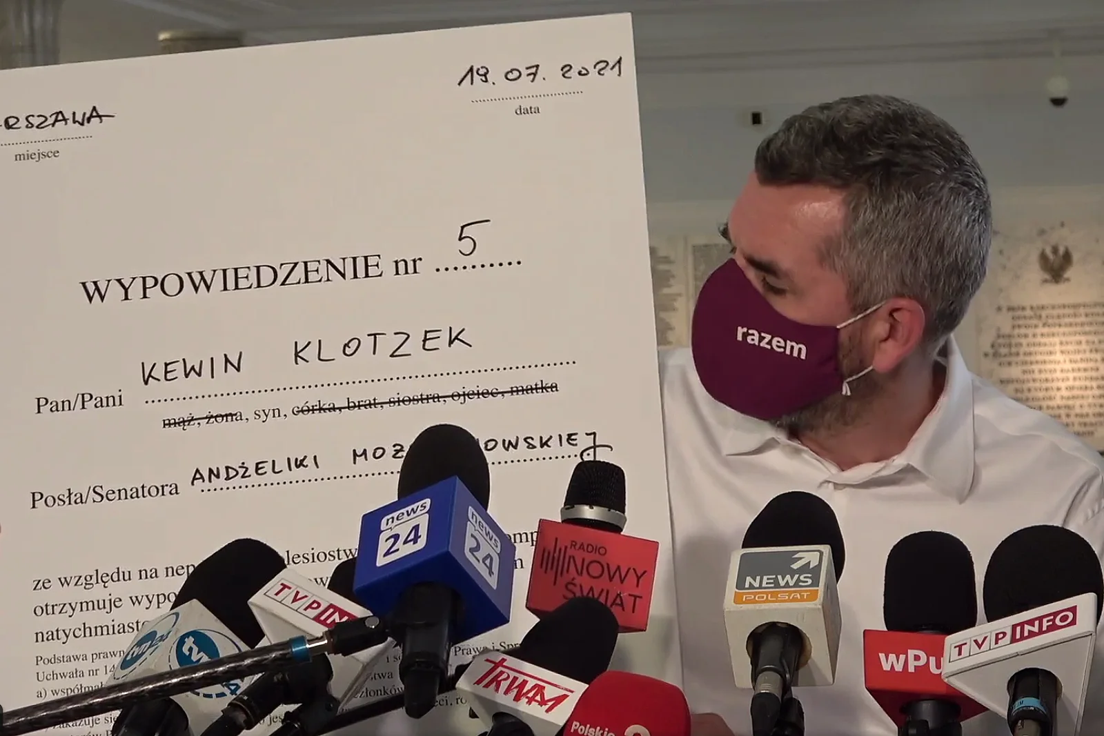 Posłowie Lewicy alarmują ws. zastanawiającej kariery syna europosłanki PiS Andżeliki Możdżanowskiej. 25-letni Kewin Klotzek pracuje jednocześnie w IWP oraz PGNiG. Posłowie Lewicy alarmują ws. zastanawiającej kariery syna europosłanki PiS Andżeliki Możdżanowskiej