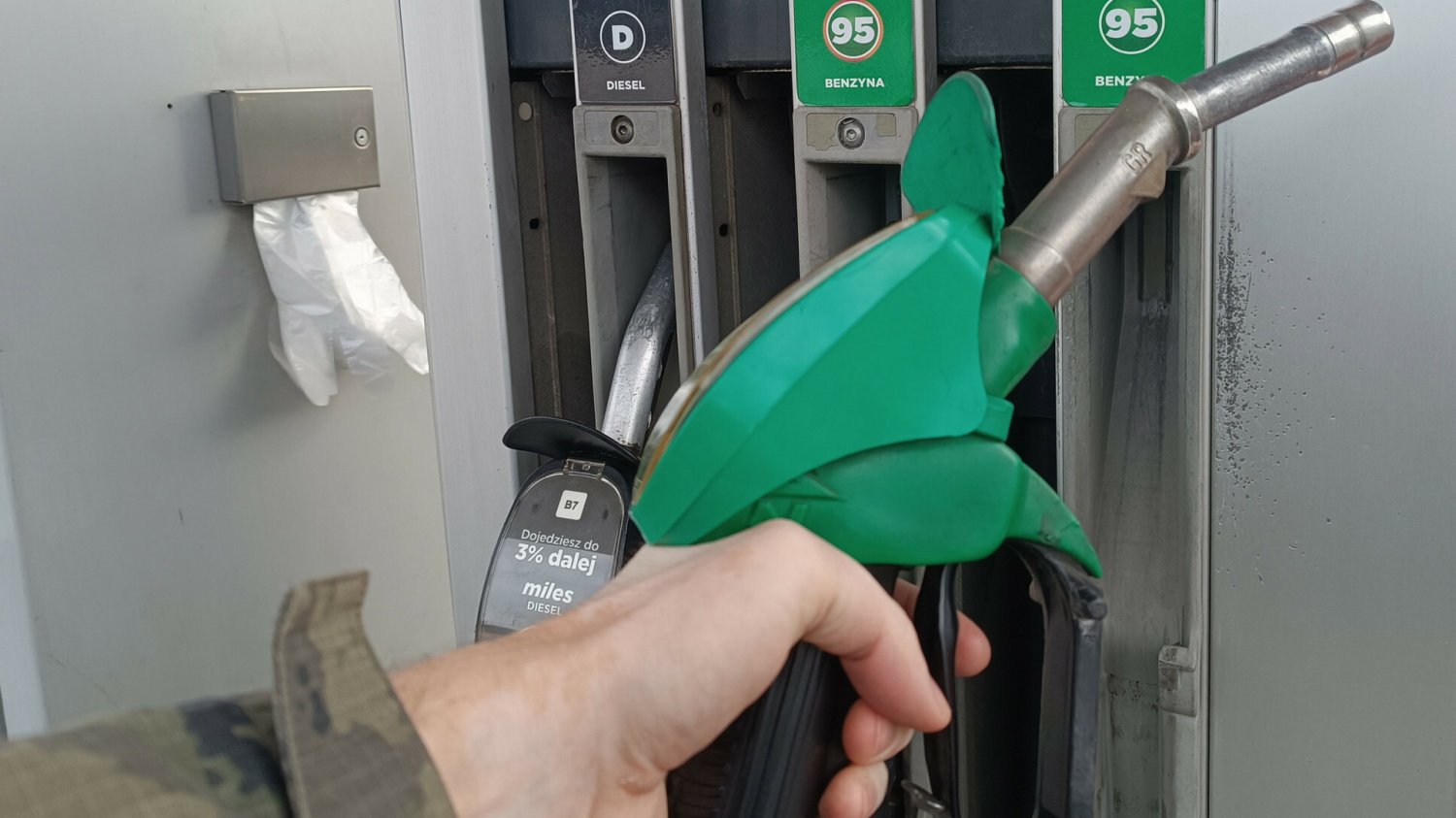 Amic daje rabat na paliwo (benzyna, olej napędowy). Co trzeba zrobić? Promocja na benzynę i diesla na stacjach Amic. Rabat 30 gr / litr w weekend