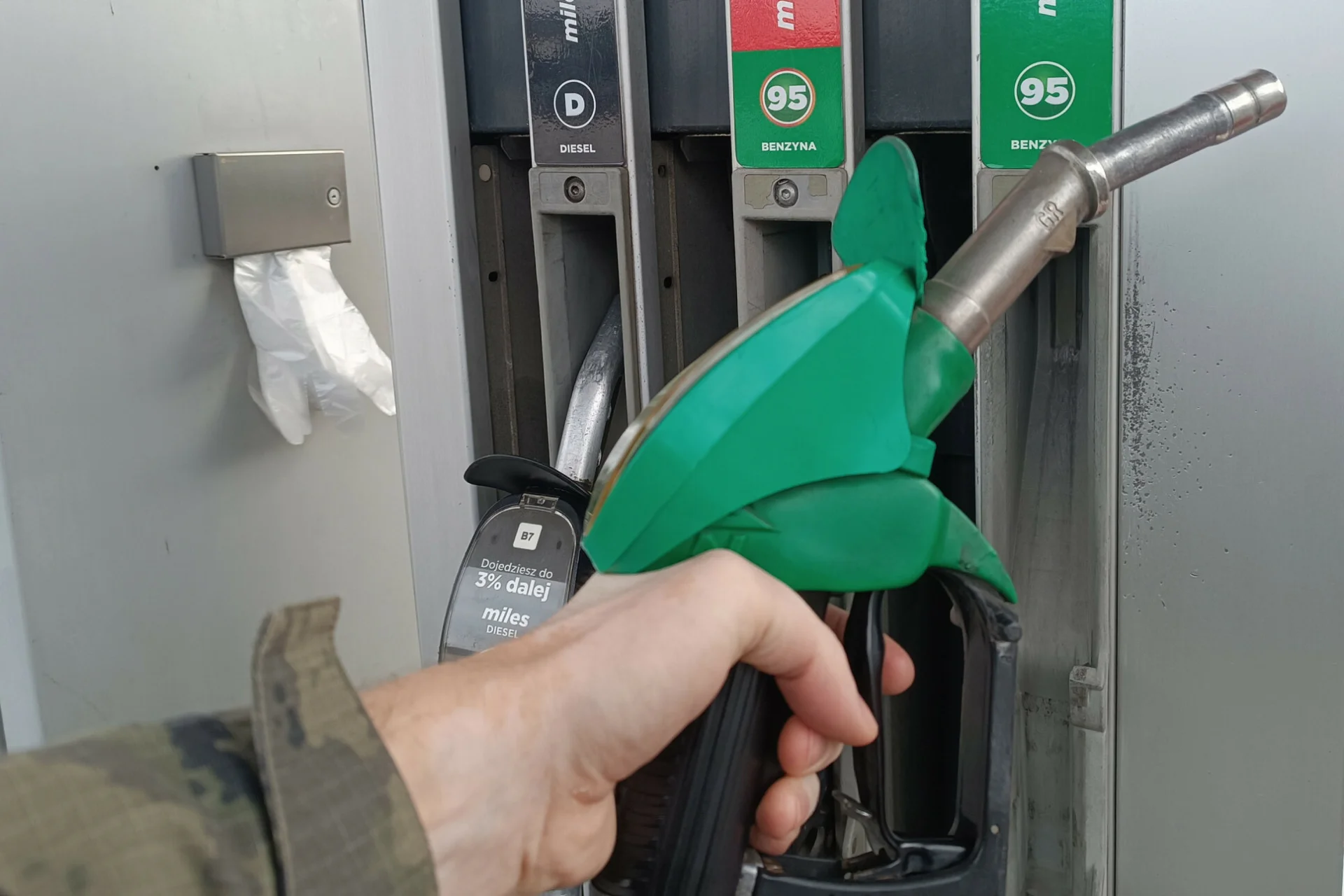 Amic daje rabat na paliwo (benzyna, olej napędowy). Co trzeba zrobić? Promocja na benzynę i diesla na stacjach Amic. Rabat 30 gr / litr w weekend