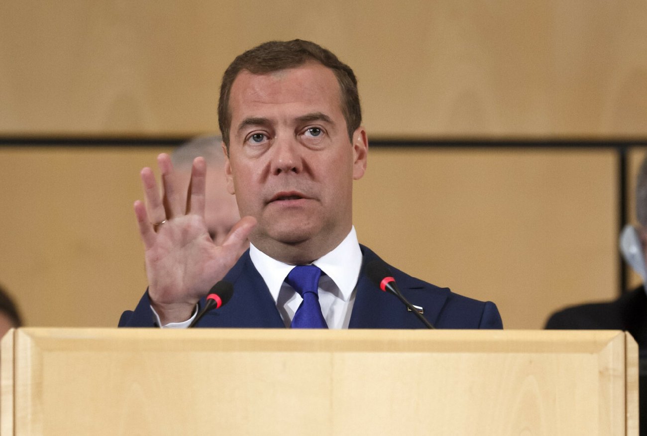 Dmitrij Miedwiediew o upadku Rosji. Grozi atakiem na konkretne miasta.