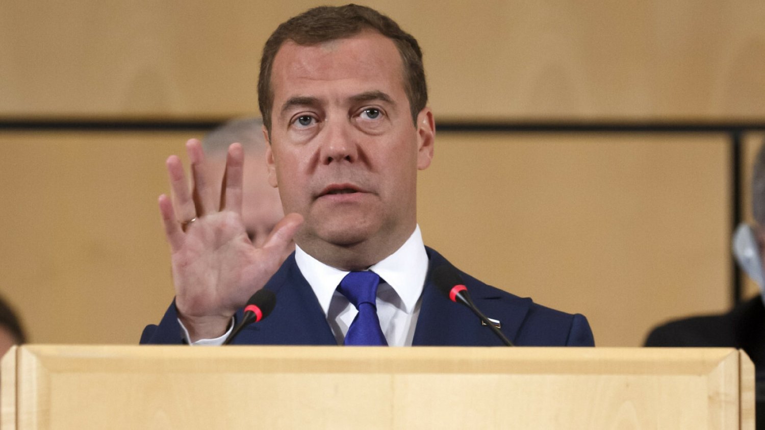 Dmitrij Miedwiediew o upadku Rosji. Grozi atakiem na konkretne miasta.
