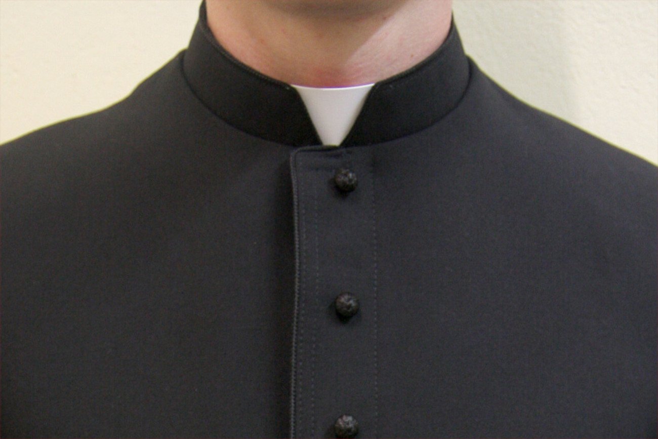 ksiądz w koloratce, zdjęcie ilustracyjne