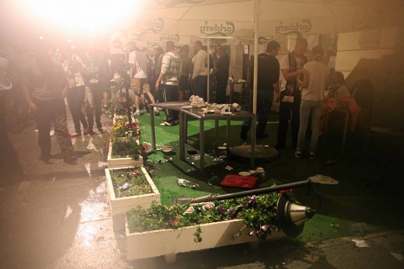 Kibice zniszczyli ogródek restauracji "Literatka" przy pl. Zamkowym.