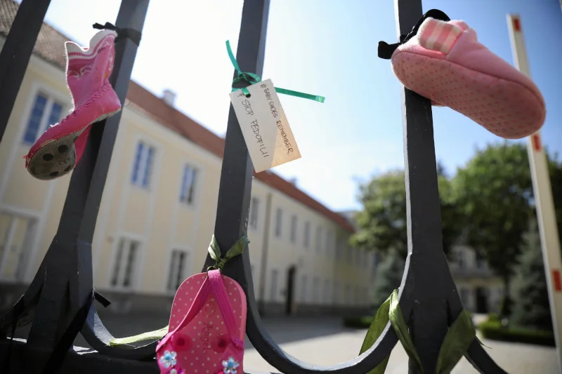 Akcja wieszania dziecięcych bucików przeciwko pedofilii w Kościele rzymskokatolickim.