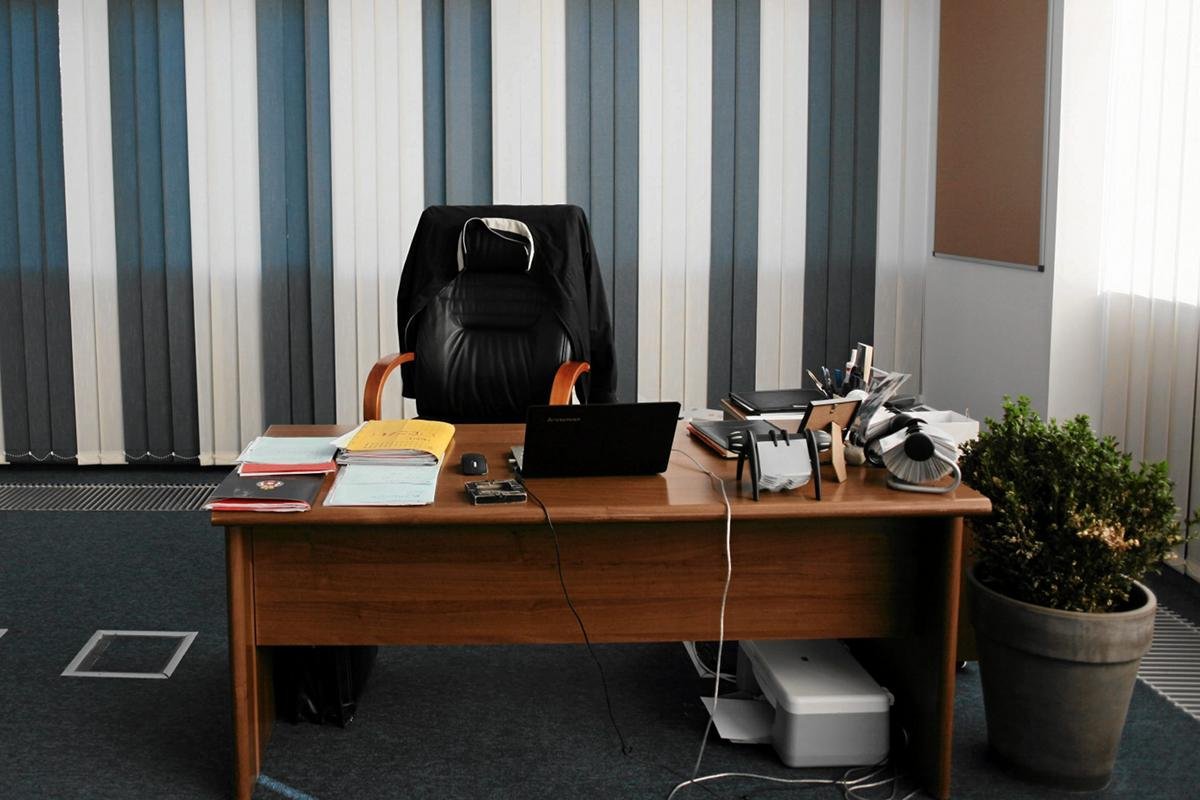 Za tym biurkiem powinna siedzieć kobieta