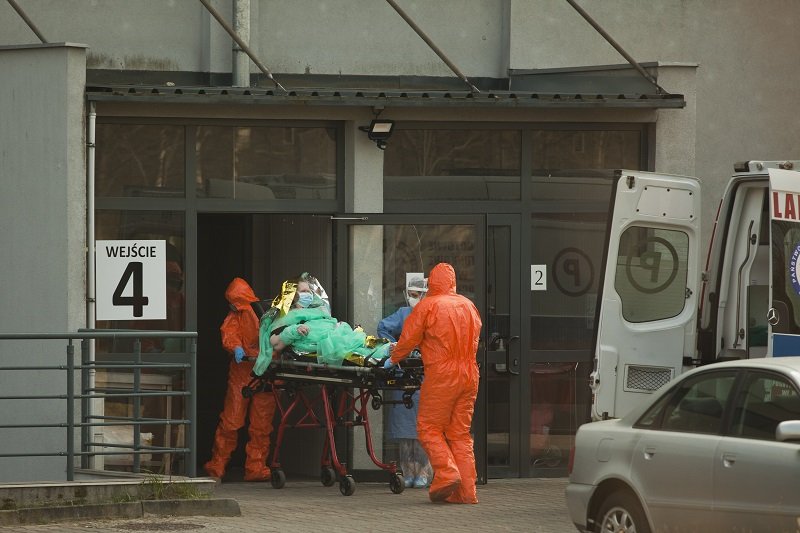 Z koronawirusem trafiają do szpitala w ciężkim stanie nawet młodzi ludzie.