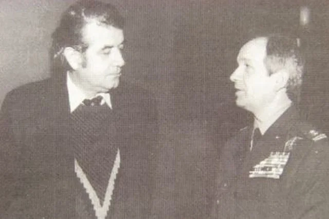 Zbigniew Religa i Mirosław Czechowski w trakcie negocjacji o wykorzystaniu wojska do transportu narządów.
