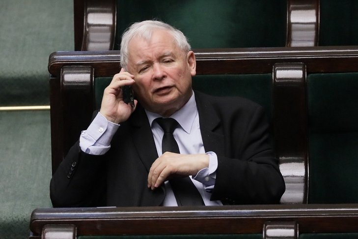 PiS kusi posłów opozycji.