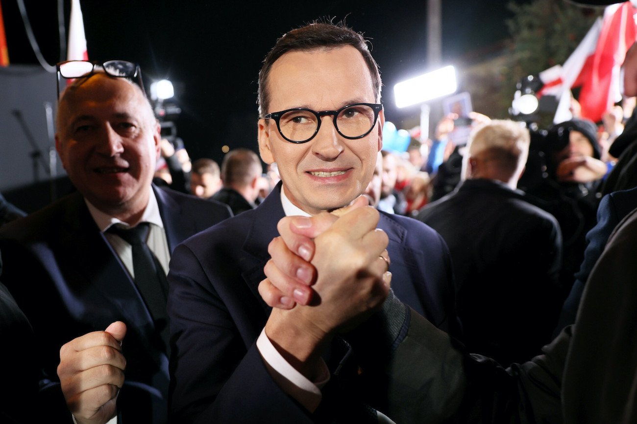 Mateusz Morawiecki wychodzi ze studia po debacie TVP.