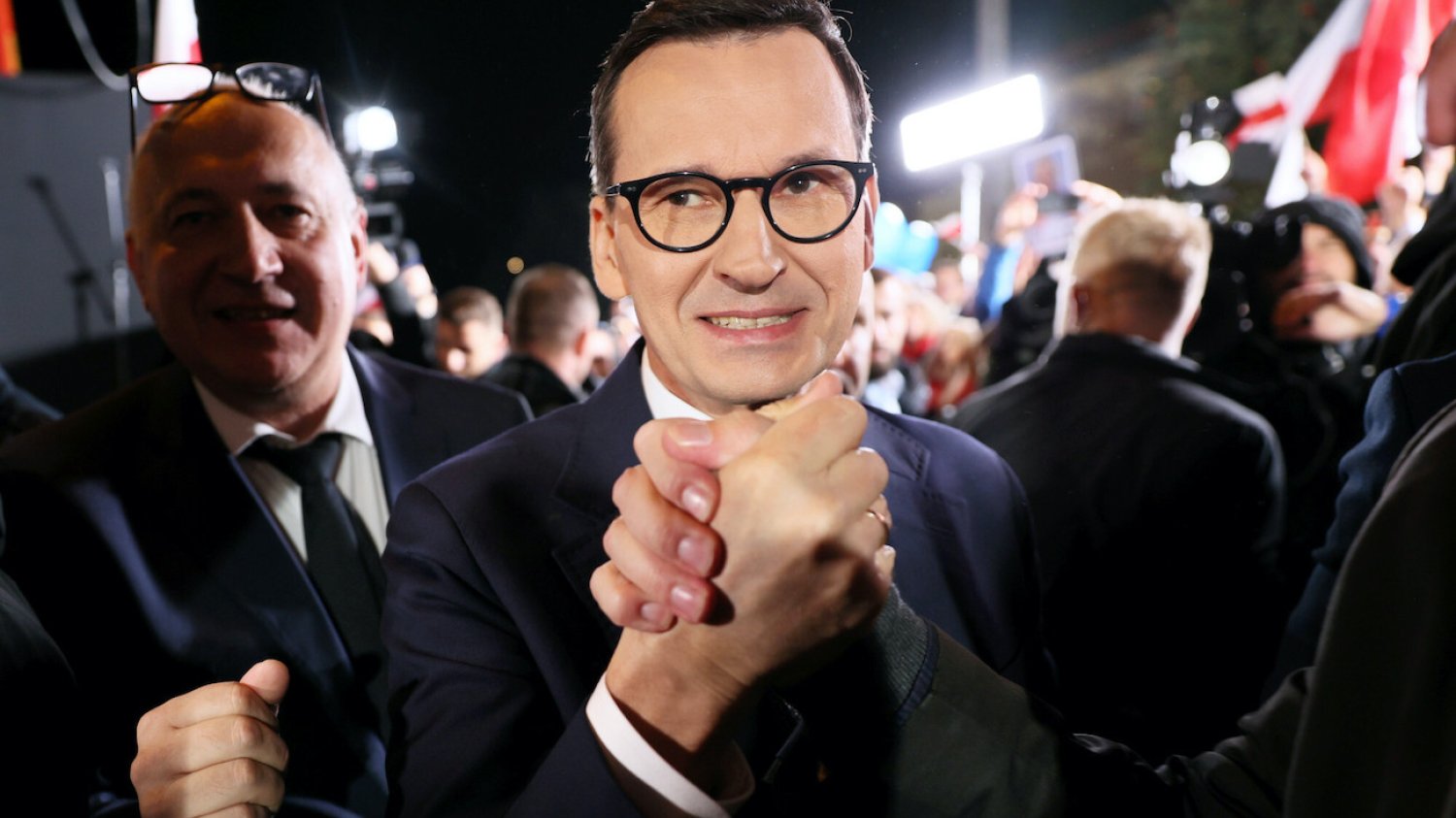 Mateusz Morawiecki wychodzi ze studia po debacie TVP.