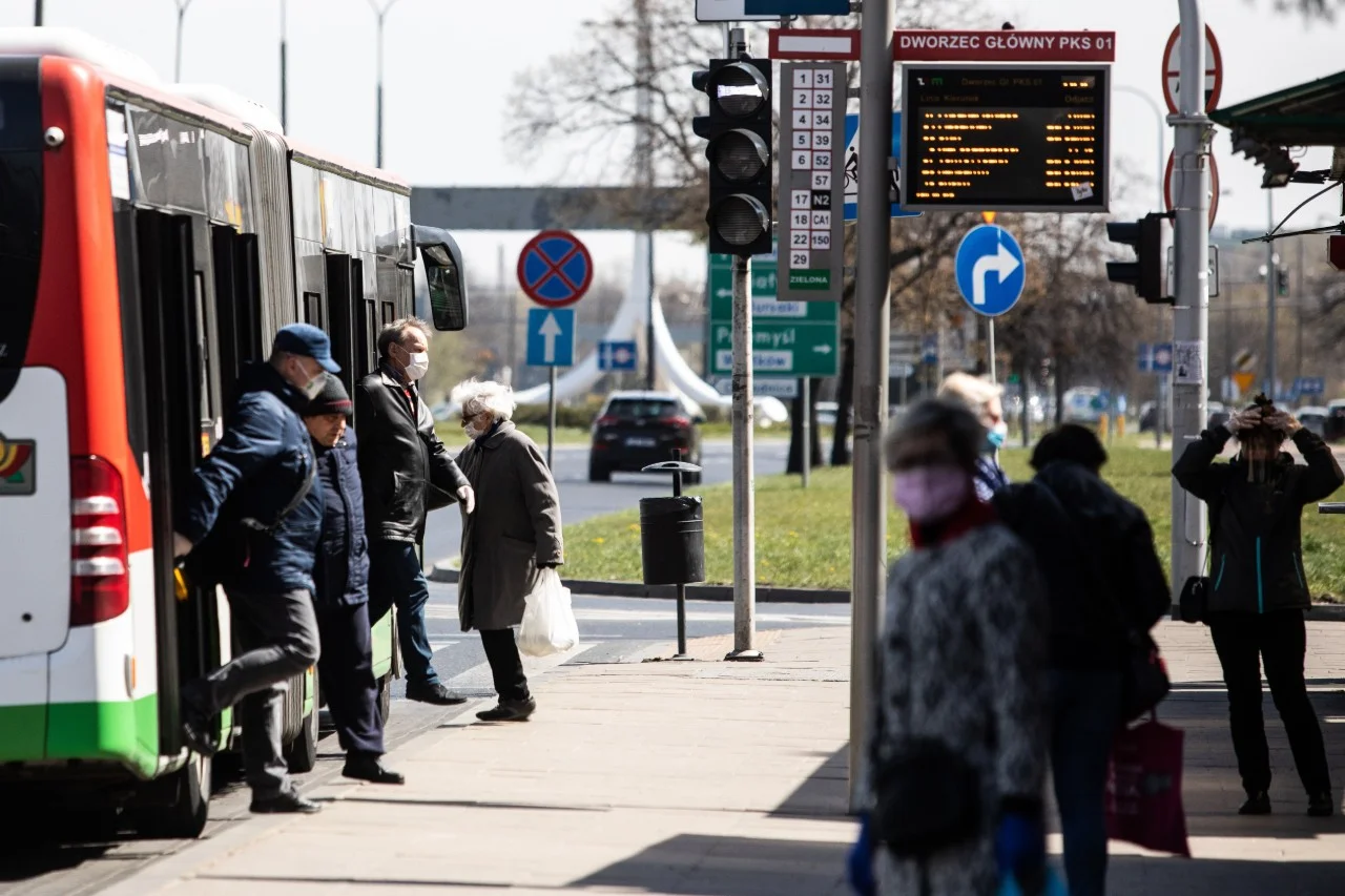 Kolejne obostrzenia mają zostać zniesione 18 i 25 maja. Dotyczą szkół, komunikacji miejskiej, salonów fryzjerskich i kosmetycznych oraz restauracji czy barów.
