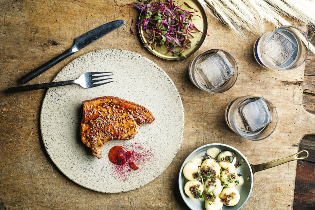 Widok z lotu ptaka na stół, przy którym chce się spędzać czas