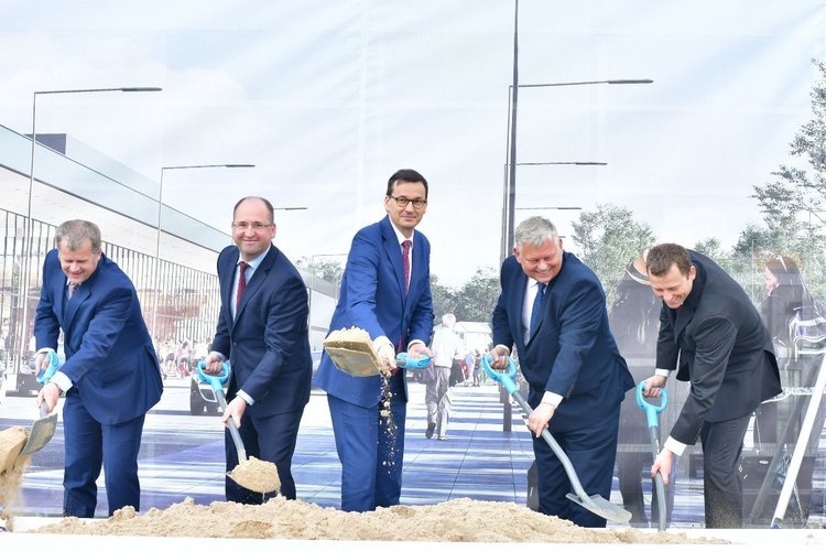 Prawdę o mitycznych 200 tys. mieszkaniach Mateusza Morawieckiego rocznie zdradziła minister rozwoju Jadwiga Emilewicz.