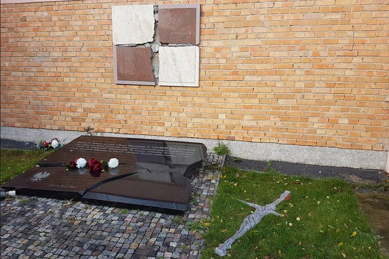 Ktoś w Gdyni zdewastował tablicę poświęconą ofiarom katastrofy smoleńskiej.