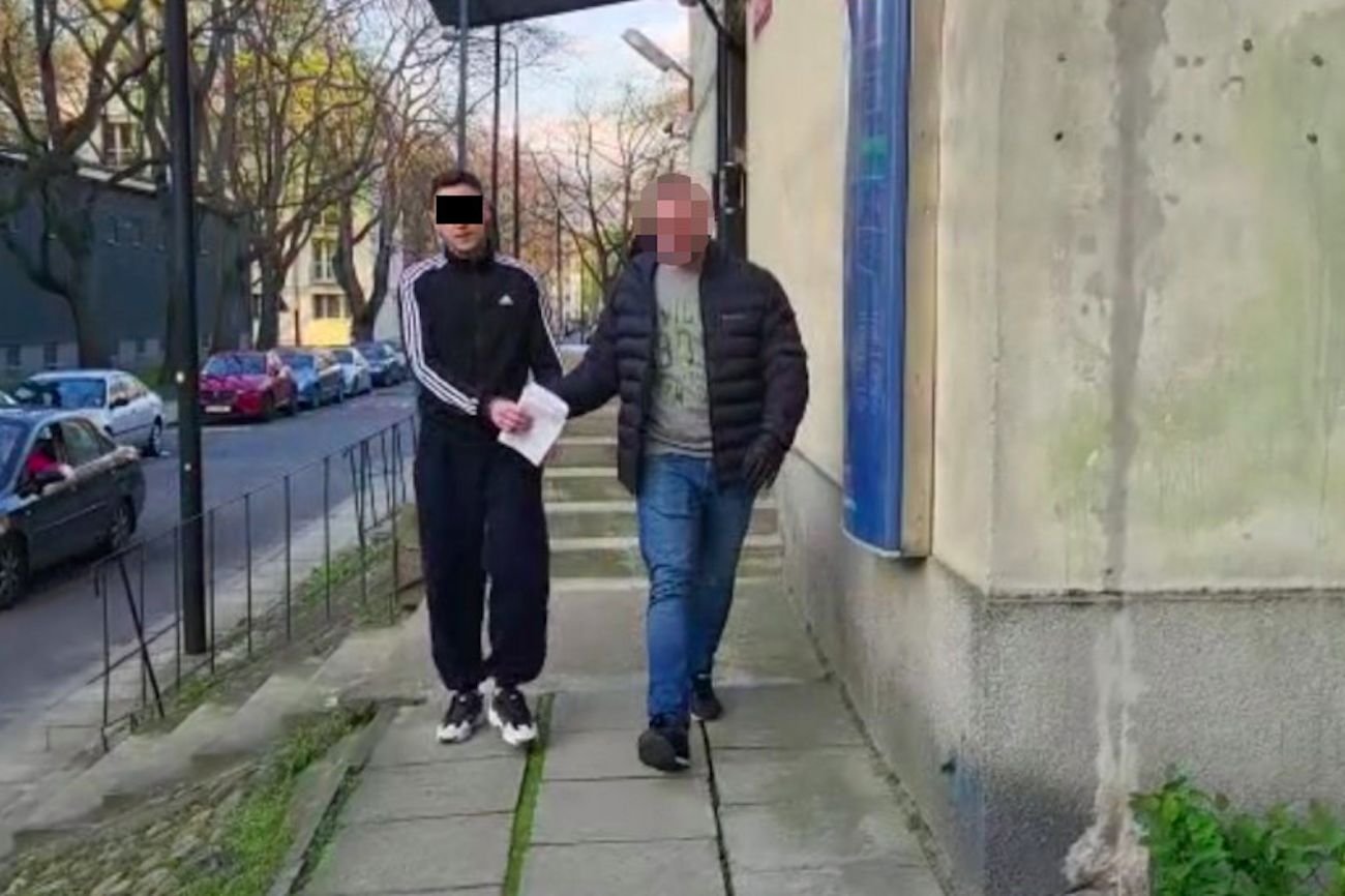 28-latek został zatrzymany za kradzież samochodu, pieniędzy i sprzętu elektronicznego.