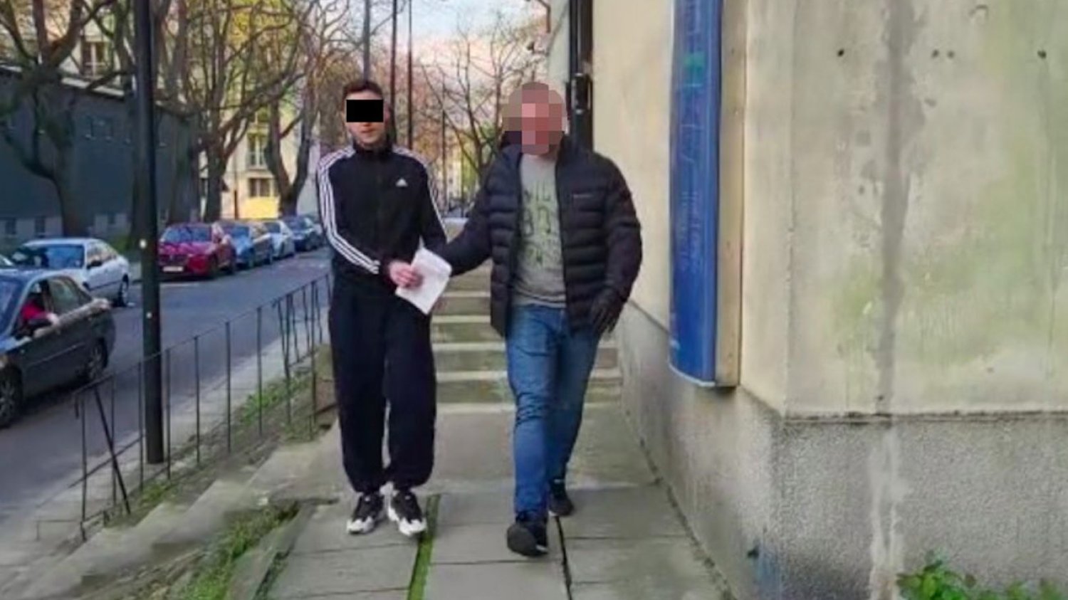 28-latek został zatrzymany za kradzież samochodu, pieniędzy i sprzętu elektronicznego.