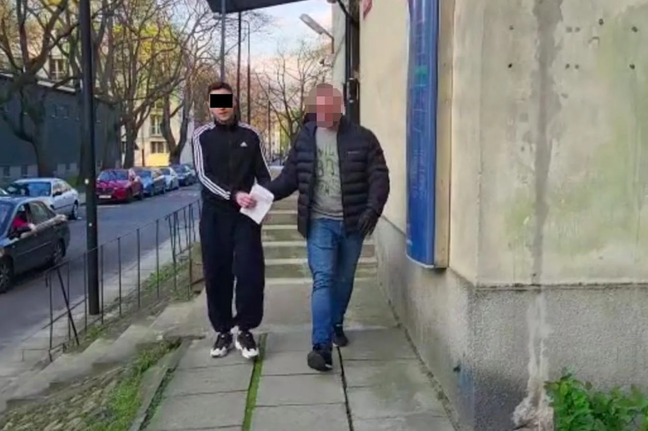 28-latek został zatrzymany za kradzież samochodu, pieniędzy i sprzętu elektronicznego.