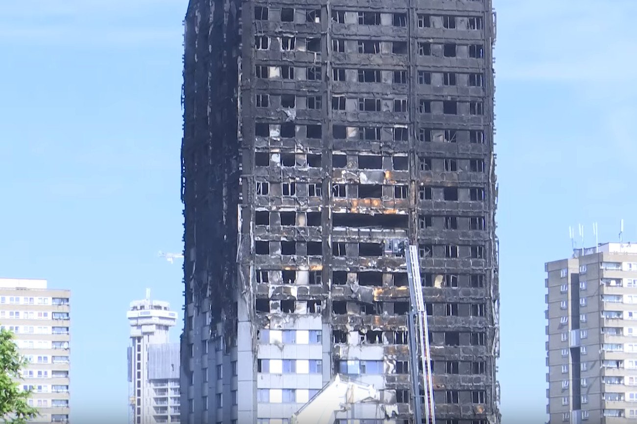 Dopiero po wygaszeniu pożaru widać skalę zniszczeń.