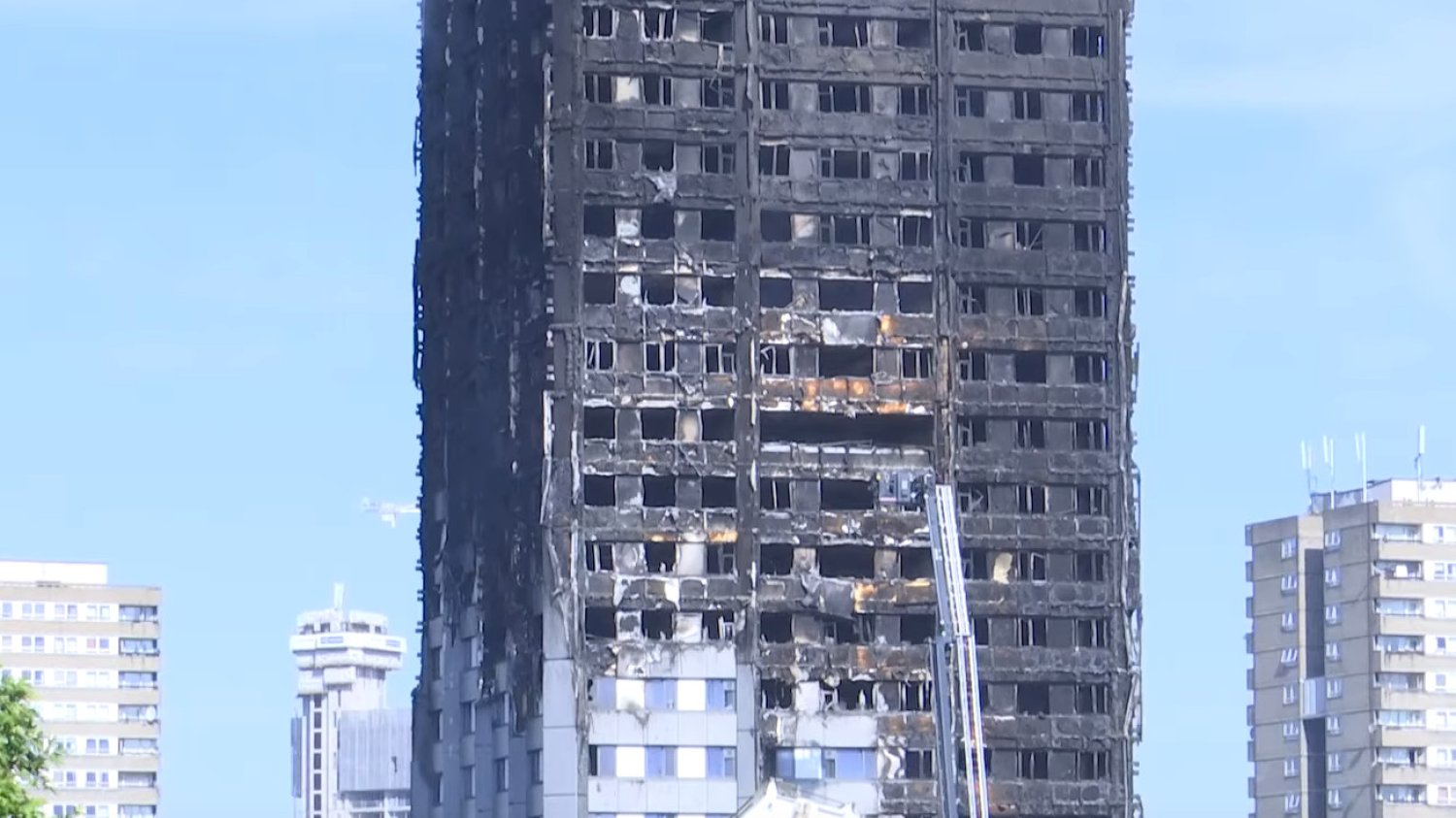 Dopiero po wygaszeniu pożaru widać skalę zniszczeń.