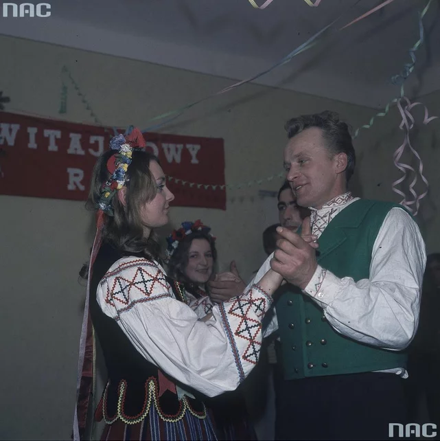 Zespół ludowy w strojach z Lubelszczyzny podczas zabawy noworocznej, 1975