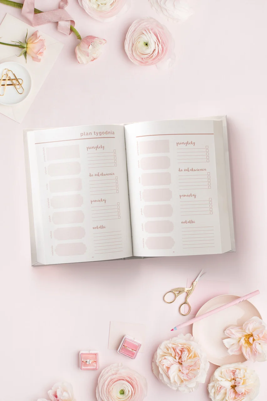 Notatnik Pretty Little Planner zawiera plany tygodnia z uwzględnieniem rzeczy niecierpiących zwłoki.