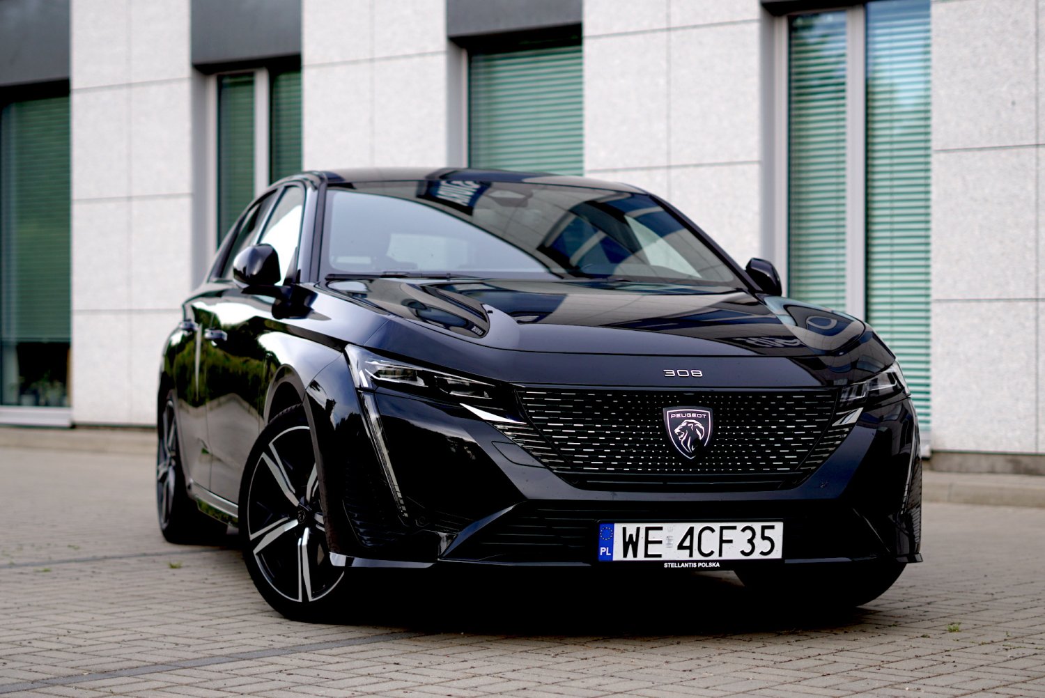 Peugeot 308 wciąż wygląda świetnie. A z dieslem pod maską jest niesamowicie wydajny