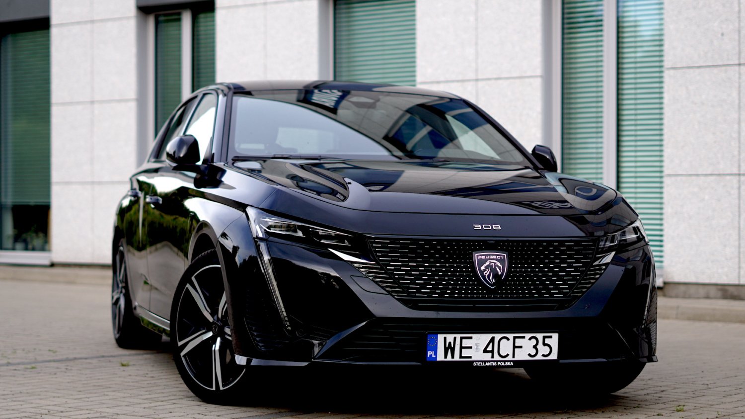 Peugeot 308 wciąż wygląda świetnie. A z dieslem pod maską jest niesamowicie wydajny